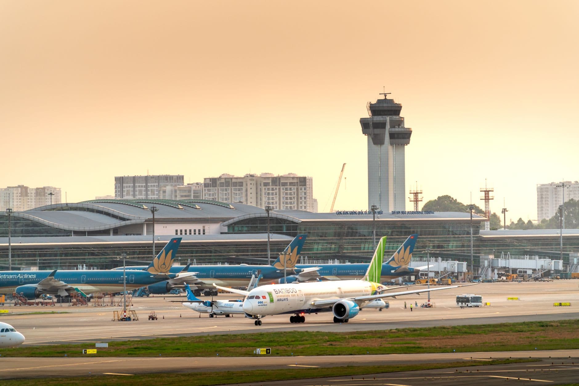 Arrivals at Da Nang International Airport (sân bay Đà Nẵng), the gateway to Hội An